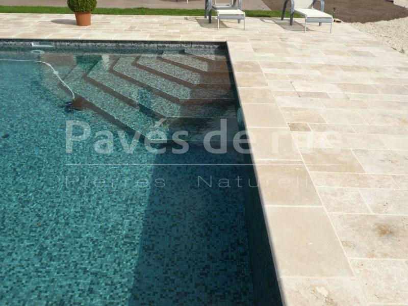 [3123] - dalles et margelles en calcaire de travertin beige nuancé, posées en bandes pour une terrasse plage de piscine