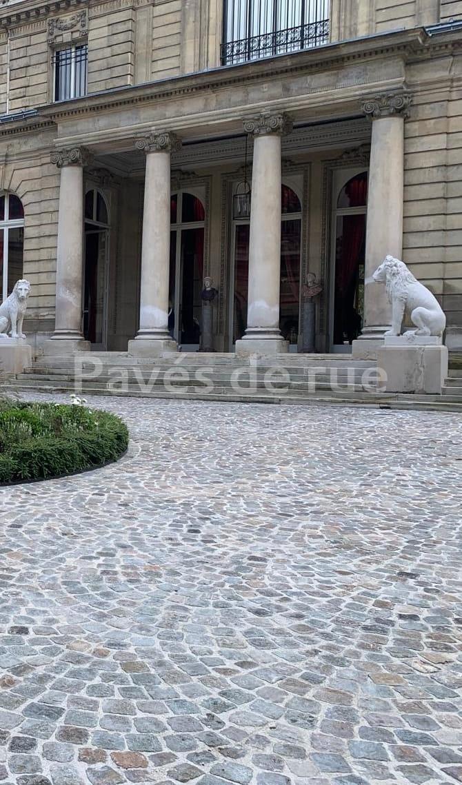 fourniture de pavés pour une cour en pavés de granit ancien gris et rose, de récupération pour le musee Jacquemart-André situé au coeur de Paris