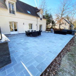 [3118] - terrasse en dalles opus calcaire gris clair, idéales pour une maison neuve