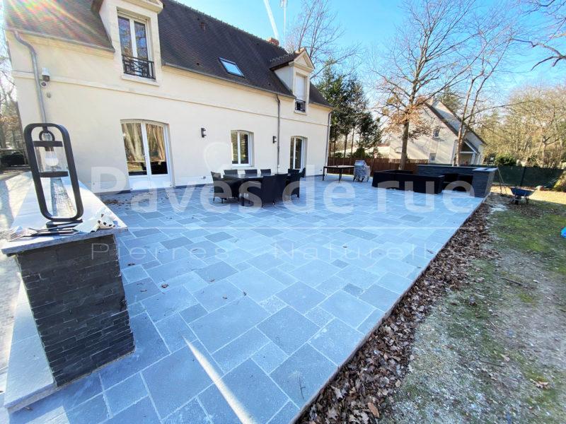 [3118] - terrasse en dalles opus calcaire gris clair, idéales pour une maison neuve