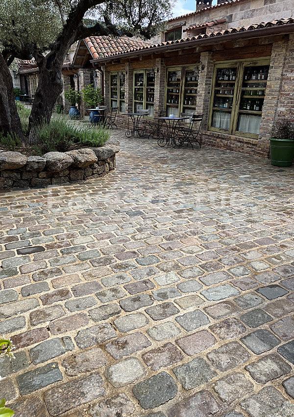 [1916] - cour et terrasse recouvertes en pavés de granit ancien de récupération rose et gris