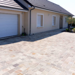 [2717] - allée et accès garage en pavés de grès neuf kandla blanc rosé 14 x 14 et 14 x 20