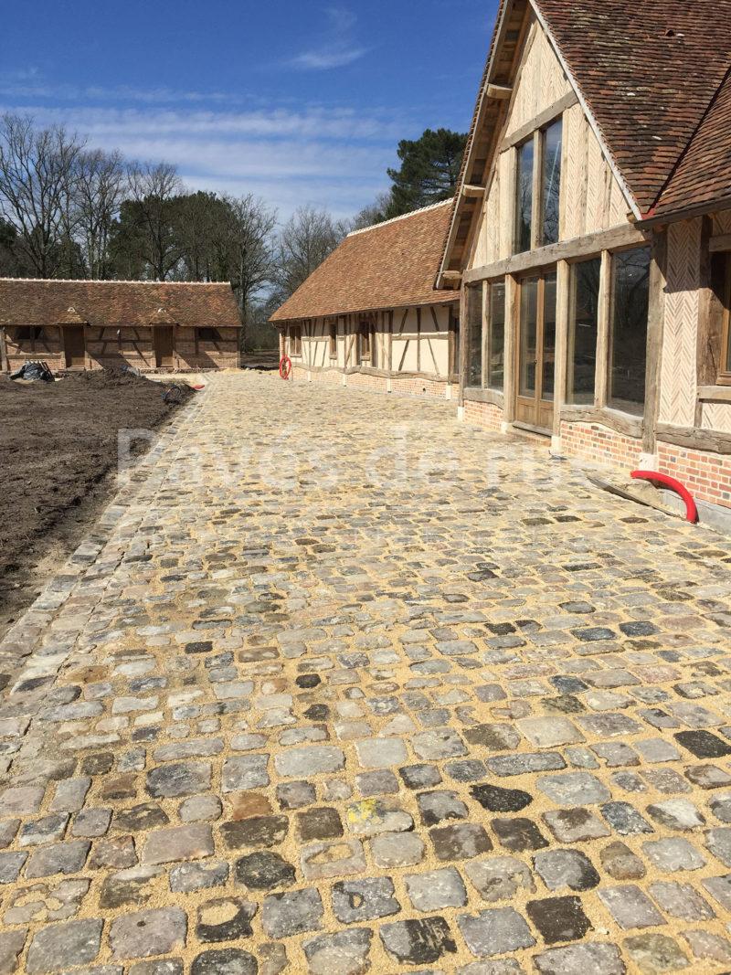 [3277] - cour pavée en pavés de grès ancien de récupération