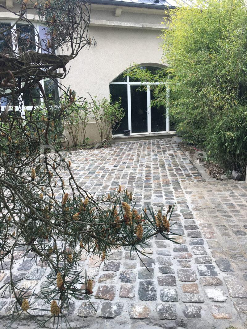 [3270] - cour et terrasse recouverte de pavés de grès anciens