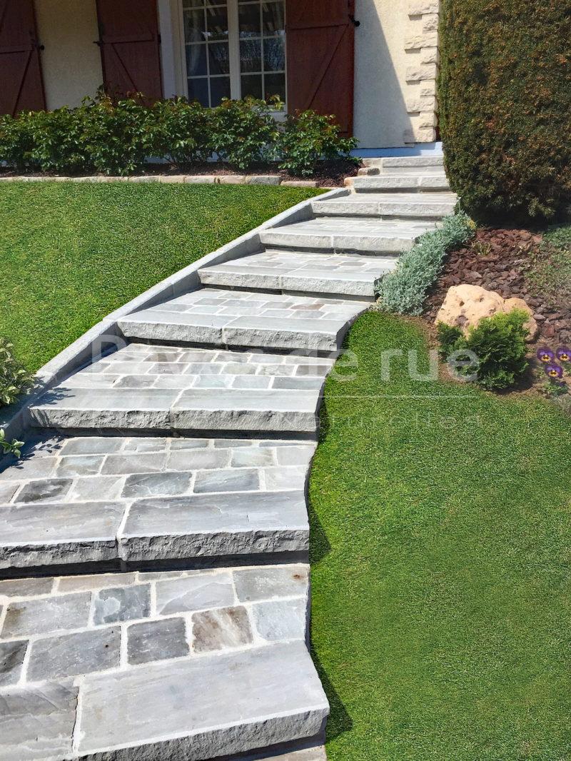 [3073] - escalier composée de pierres naturelles et de bordures et marches en pavés grès neuf kandla gris clair