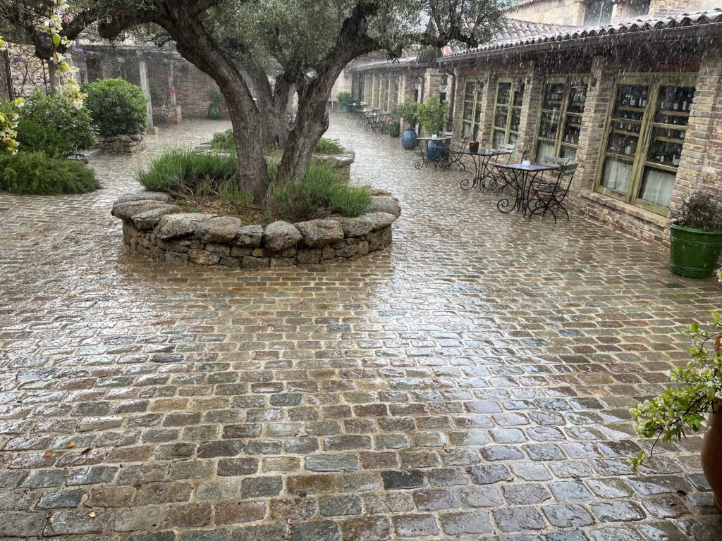 réalisation d'une cour en pavés granit ancien